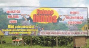Outdoor instalado na região como parte da campanha de difamação contra os indígenas (Foto: Reprodução)