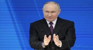 Vladimir Putin gesticula ao fazer seu discurso na Assembleia Federal, em Moscou, Rússia, 29 de fevereiro de 2024. AP Photo / Alexander Zemlianichenko