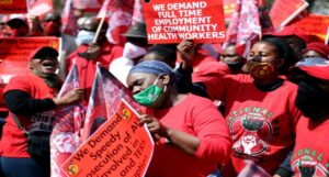 Membros do Sindicato Nacional de Trabalhadores Aliados da Saúde e da Educação, organização sul-africana, protestam em meio à pandemia de covid-19 na capital Pretória. Créditos: Siphiwe Sibeko/Reuters
