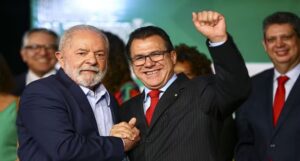 Lula ao lado do ministro do Trabalho, Luiz Marinho (arquivo) — Foto: Marcelo Camargo/Agência Brasil
