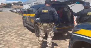 PRF's conduzem fugitivos do presídio federal de Mossoró recapturados no PA. Créditos: Polícia Federal/Divulgação
