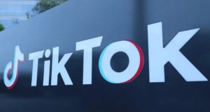 Logo do TikTok no escritório de Los Angeles (foto Xinhua)
