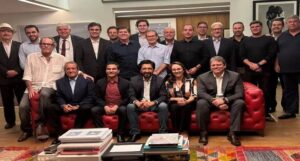 Lideranças de direita, como Valdemar Costa Neto, presidente do PL, o governador de São Paulo Tarcísio de Freitas, também do PL e o ex-comunista Aldo Rebelo se encontraram sorridentes com Ricardo Nunes em jantar na casa do ex-senador Luiz Pastore. Crédito: divulgação