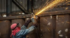 Homem trabalhando com aço (foto Xinhua)