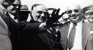 Getúlio Vargas com a mão suja de óleo na refinaria de Mataripe, BA, então da Petrobras (foto reprodução Senado)