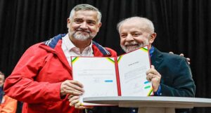 Paulo Pimenta e o presidente Lula, durante a assinatura da MP de criação da secretaria que será comandada pelo ministro. Foto: Ricardo Stuckert/PR