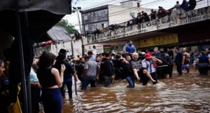 Foto: Cenas de voluntários no resgate em Canoas, RS / Getty Imagens