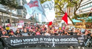 Passeata dos professores nesta segunda (3), em direção à Assembleia Legislativa, onde foram impedidos de entrar. Altvista / APP-Sindicato