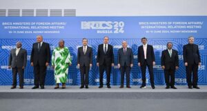 Foto: Da esquerda para a direita, responsáveis pelas Relações Exteriores de vários países: Dammu Ravi, da Índia; Semeh Shoukry, do Egito; Naledi Pandor, da África do Sul; Wang Yi, da China; Sergey Lavrov, da Rússia; Mauro Vieira, do Brasil; Abdullah bin Zayed Al Nahyan, dos Emirados Árabes Unidos; Taye Atskeselassie, Etiópia; e Ali Bagheri, durante foto conjunta para a reunião de ministros das Relações Exteriores do BRICS, em Nizhny Novgorod, Rússia, foto publicada em 10 de junho de 2024