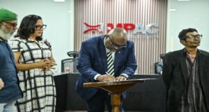 O secretário Bruno Renato Teixeira assina termo de execução do Ruas Visíveis no estado do Acre (Foto: Diego Gurgel/Secom)