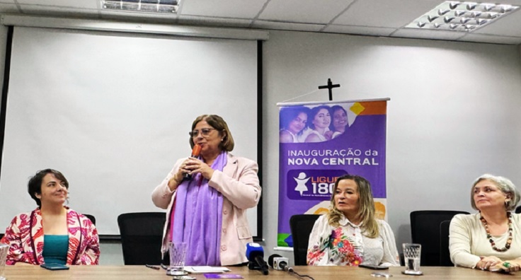 Ministra Cida Gonçalves, durante entrega do novo Ligue 180, e Denise Motta Dau (dir.) secretária de Enfrentamento à Violência