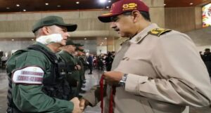 Maduro Moros garantiu que a Venezuela está do lado certo da história e jurou que o bastão que carrega como comandante-chefe da FANB nunca cairá nas mãos de traidores do país, oligarcas e fascistas. Foto: Imprensa Presidencial