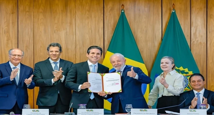 Lula ao lado do presidente da Câmara, Hugo Motta: PL que prevê a ampliação da faixa de isenção do IR segue agora para apreciação do Congresso. Foto: Ricardo Stuckert / PR