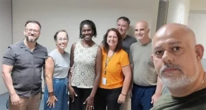 Da esquerda para a direita: Clayton Policarpo Vicente, Ariadne Lopes Ecar, Maria Rejane Germano, Solange Maia Merlini, Sergio Luiz Mazetto, Diógenes Nicolau Lawand e Adriano José Neves, equipe da Divisão Centro de Referência em Educação Mario Covas (DCREMC) da SEDUC-SP – Foto: Arquivo pessoal/Clayton Policarpo
