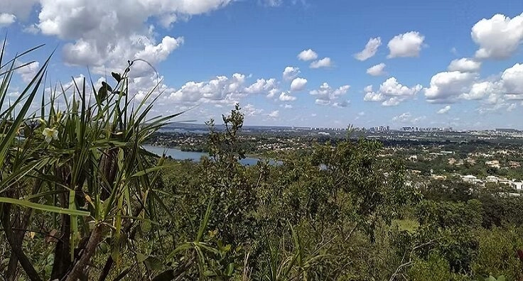Serrinha do Paranoá, ao fundo o Lago Paranoá e o Plano Piloto (Foto: Divulgação/Associação Preserva Serrinha)
