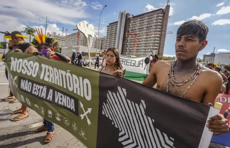 Rafa Neddermeyer/Agência Brasil Agente de saneamento do Povo Tupi, Naron da Silva, durante marcha indígena do Acampamento Terra Livre. Foto: Rafa Neddermeyer/Agência Brasil