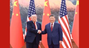 Trump aperta a mão de Xi Jinping (foto Xinhua)