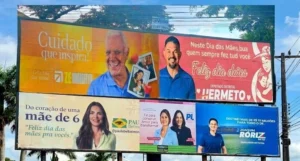 Outdoors estampando potenciais candidatos às eleições de outubro proliferam pelas vias do Distrito Federal em um confronto aberto às regras da legislação eleitoral. (Ilustração elaborada com IA a partir de cinco outdoors verídicos)