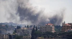 Uma densa coluna de fumaça se eleva do sul do Líbano após ataques israelenses, vista de Nabatieh, Líbano, em 31 de maio de 2026. (Foto: Reuters)