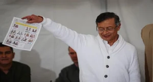 Gustavo Petro com cédula eleitoral (foto de Andrés Moreno, Xinhua)